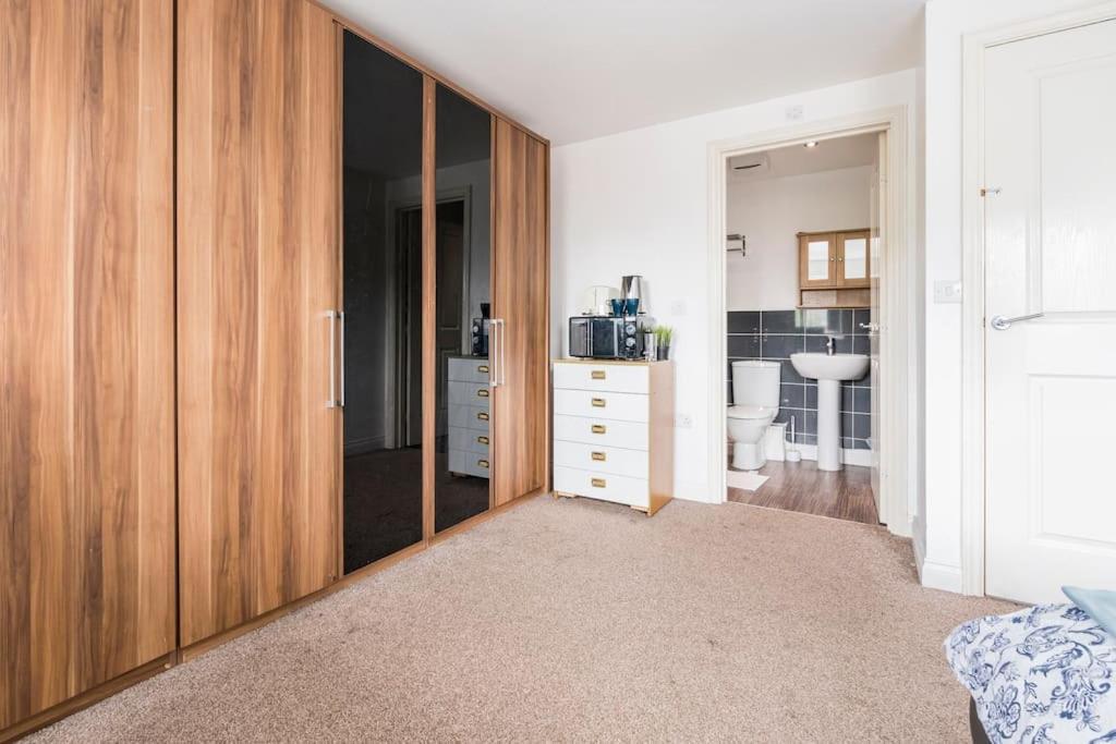 En-Suit Room With Free Dedicated Parking مانشستر المظهر الخارجي الصورة