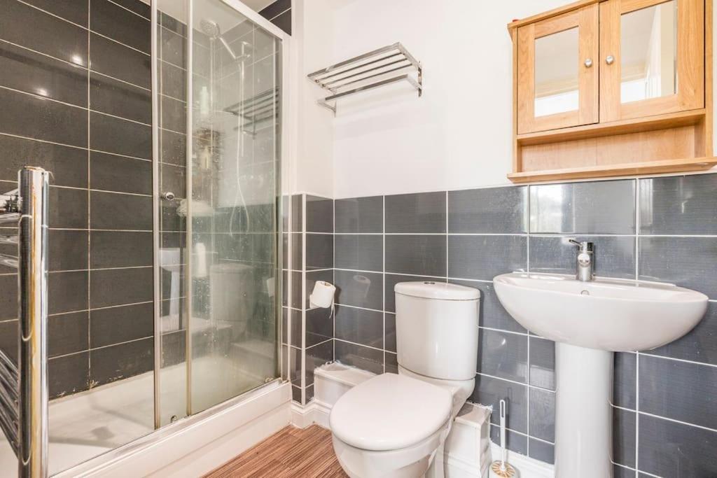 En-Suit Room With Free Dedicated Parking مانشستر المظهر الخارجي الصورة